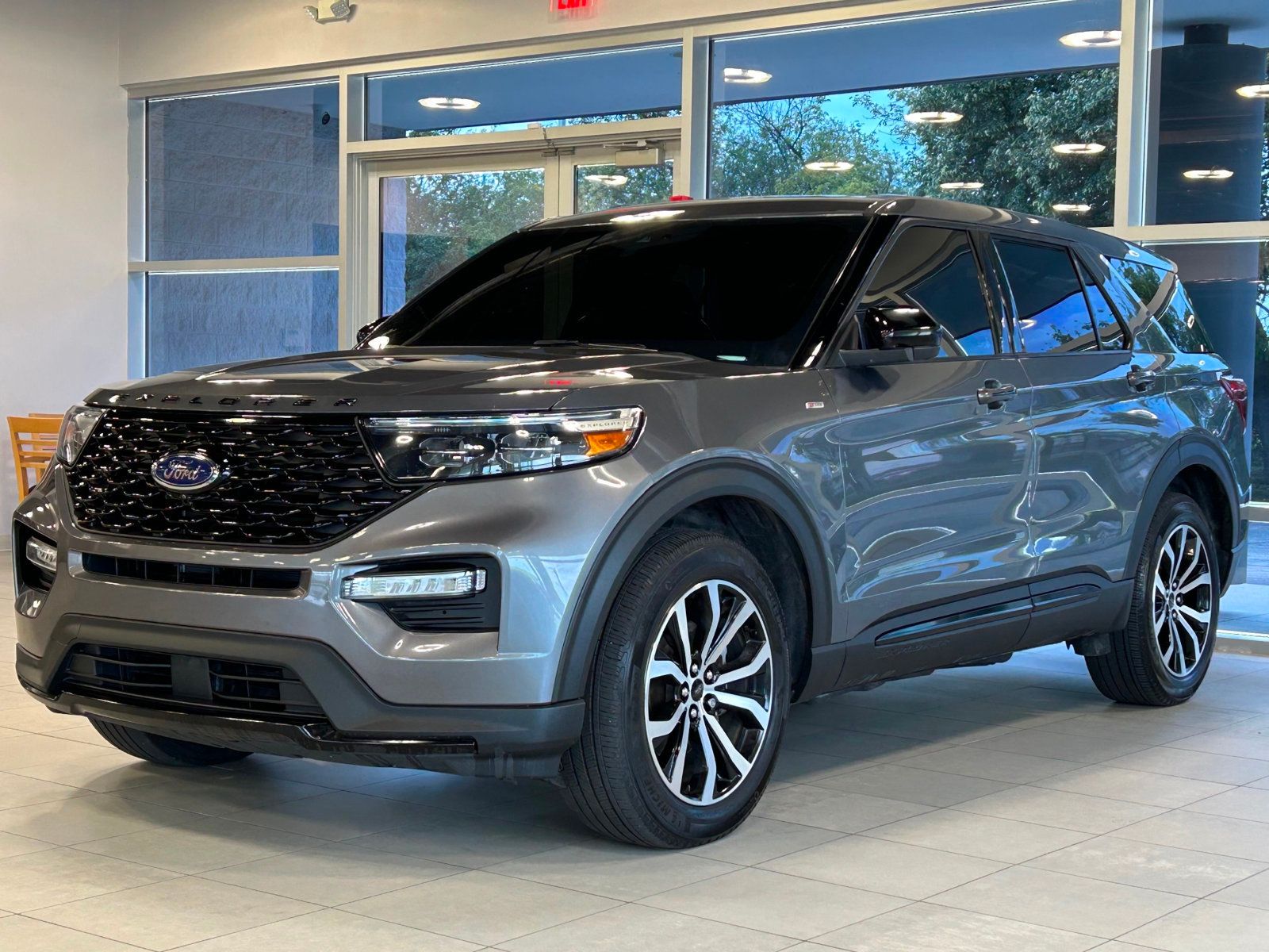 2022 Ford Explorer ST-Line photo 2