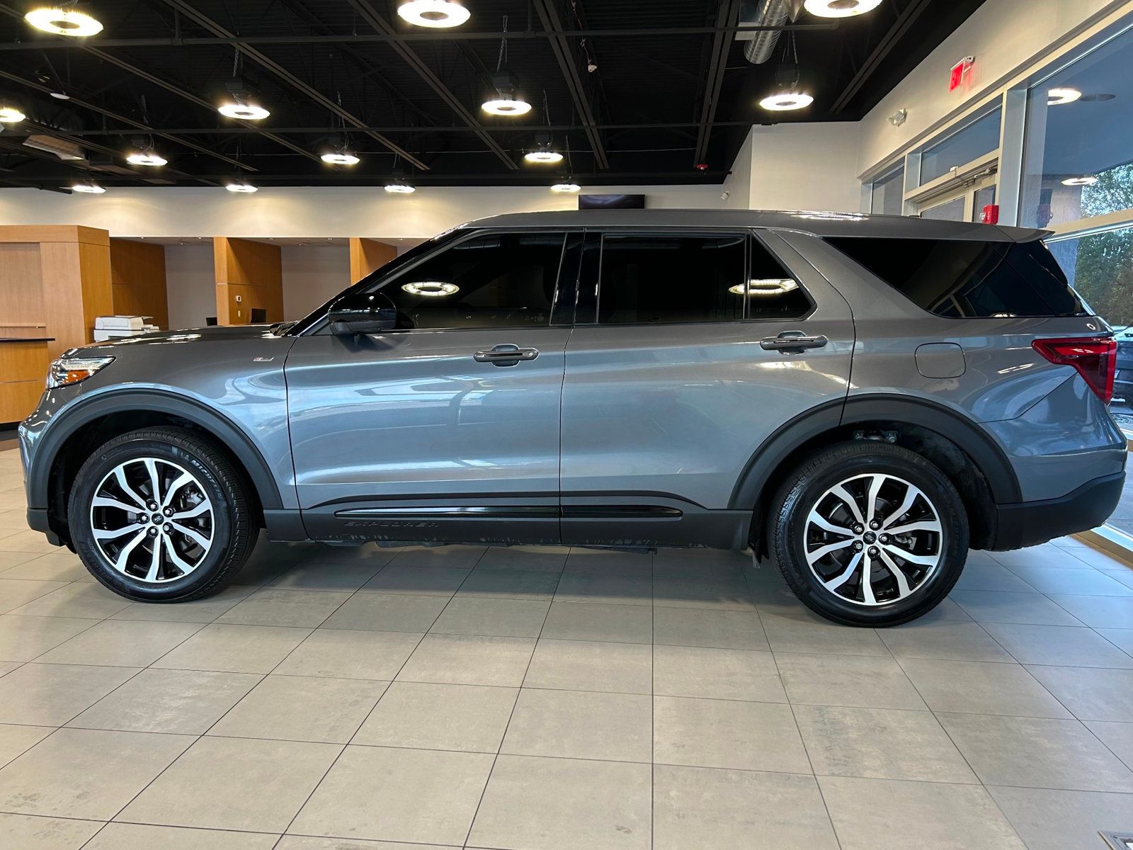 2022 Ford Explorer ST-Line photo 5