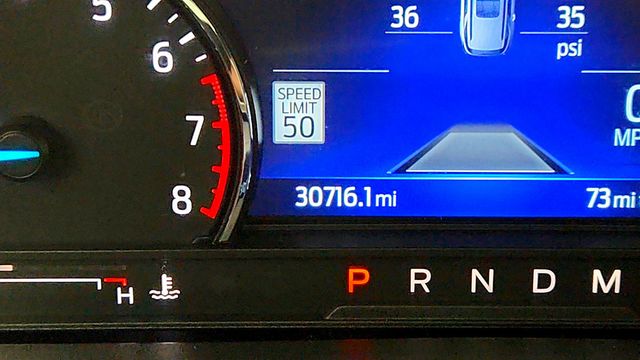 2022 Ford Explorer w/ Twin Panel Moonroof & Remote Window Operation - 23009692 - 15