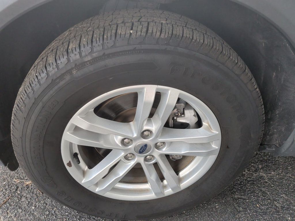 Ford Explorer XLT 4WD photo 10