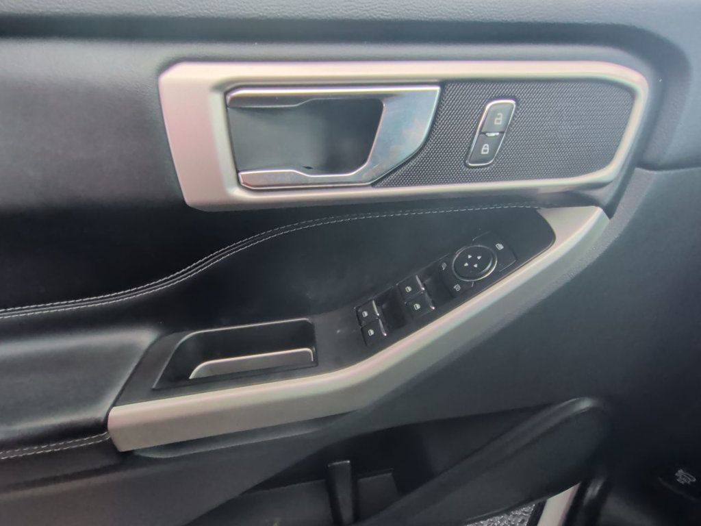 Ford Explorer XLT 4WD photo 12