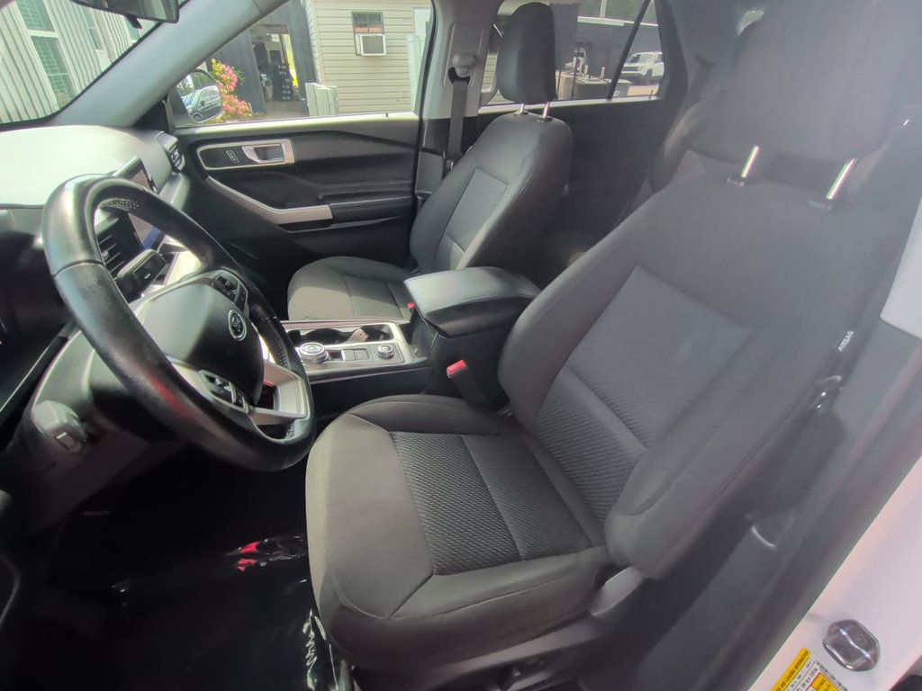 Ford Explorer XLT 4WD photo 14