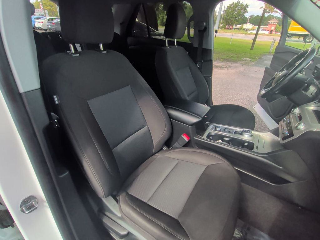 Ford Explorer XLT 4WD photo 21