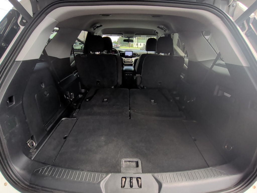 Ford Explorer XLT 4WD photo 24