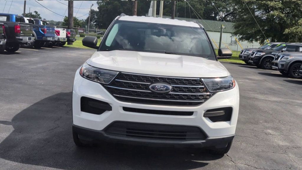 Ford Explorer XLT 4WD photo 3
