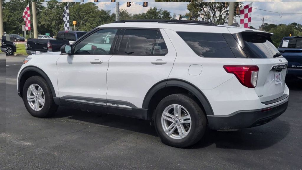 Ford Explorer XLT 4WD photo 6