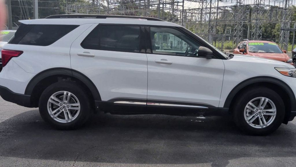 Ford Explorer XLT 4WD photo 9