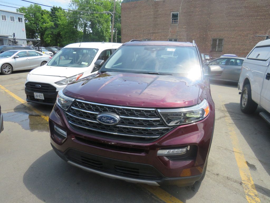 Ford Explorer photo 2