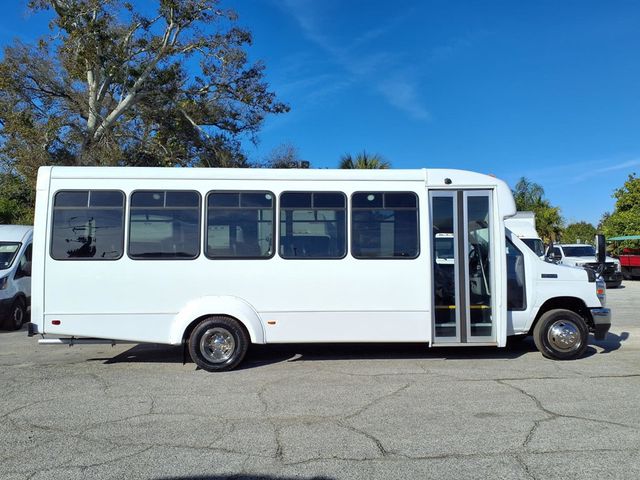 2022 Ford E-Series Cutaway 26 Passenger Shuttle Bus - 22976801 - 2