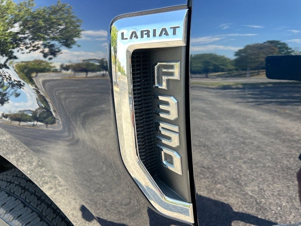 2022 Ford Super Duty F-350 DRW LARIAT 4WD Crew Cab 8' Box - 22931089 - 18