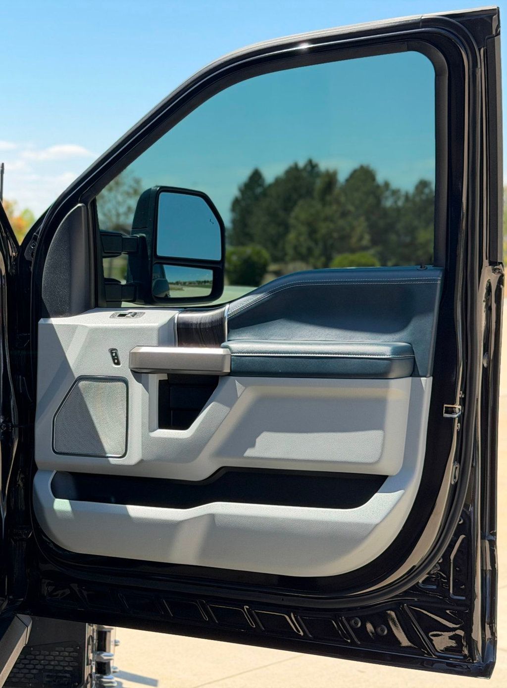 2022 Ford Super Duty F-450 DRW Limited 4WD Crew Cab 8' Box - 23026849 - 25