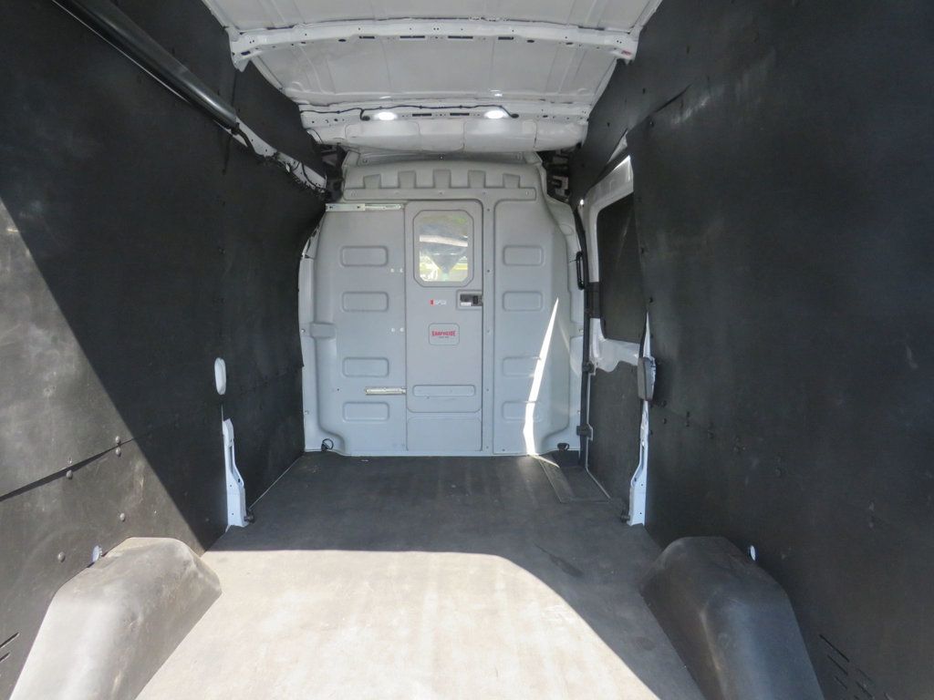Ford Transit photo 12