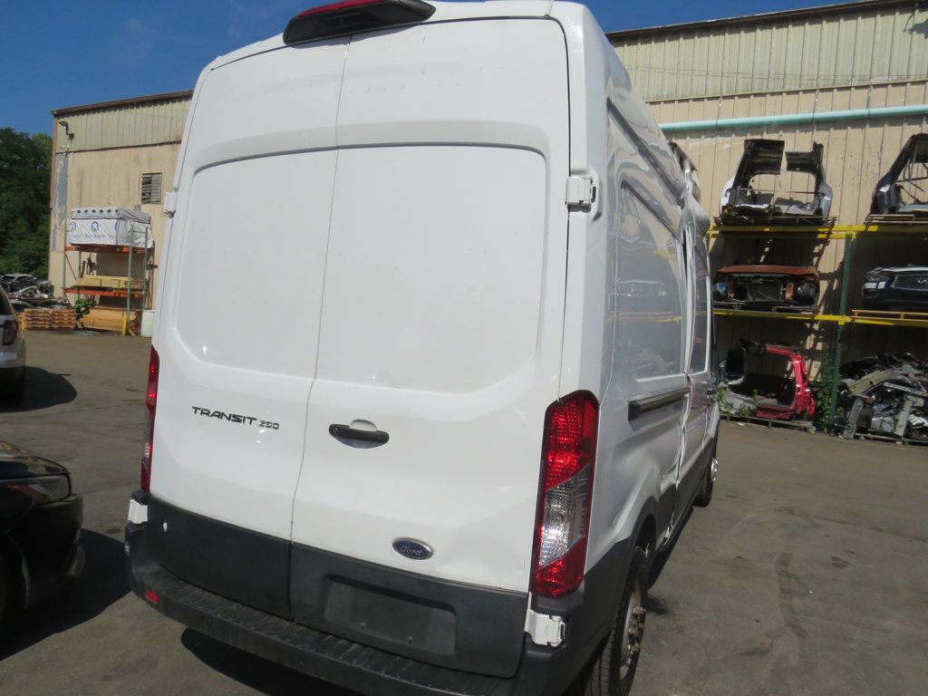 Ford Transit photo 7