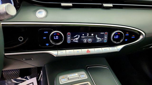 2022 Genesis GV70 2.5T AWD Advanced w/ Select Pkg, Pano Roof & Lexicon Audio - 23090414 - 17