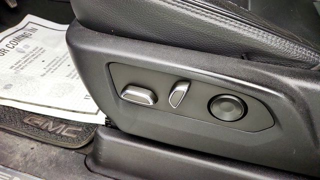 2022 GMC Yukon 4WD 4dr Denali w/ 22'' Wheels, Advanced Tech Pkg & Pano. Sunroof - 22999431 - 11