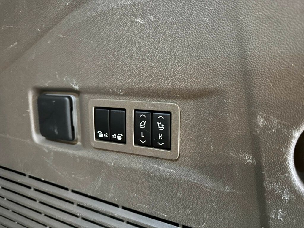 2022 GMC Yukon 4WD/DenaliUltimatePkg/PanoRoof/AirRideSuspension/Htd&CldSeats - 22935486 - 17