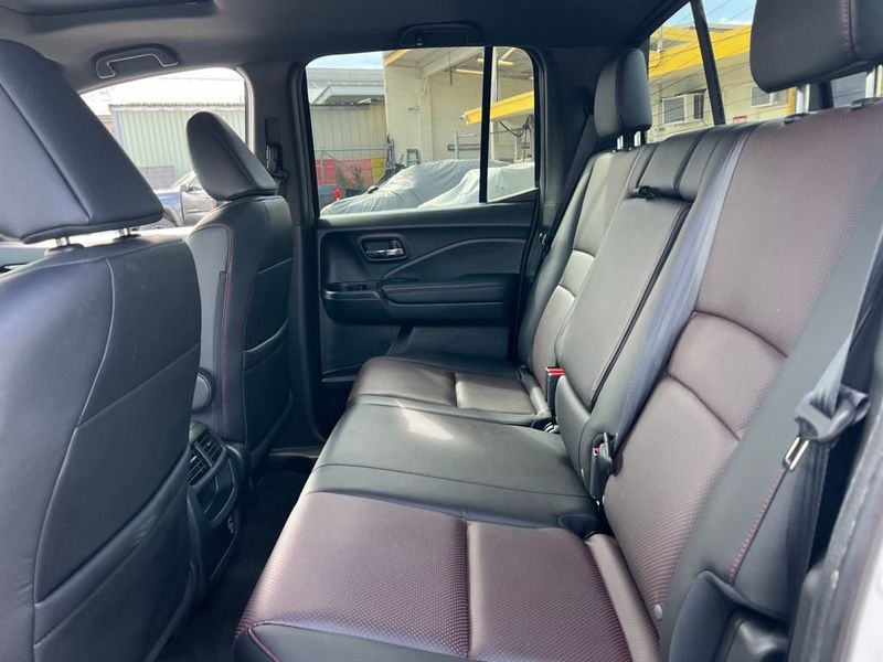 2022 Honda Ridgeline Black Edition photo 11
