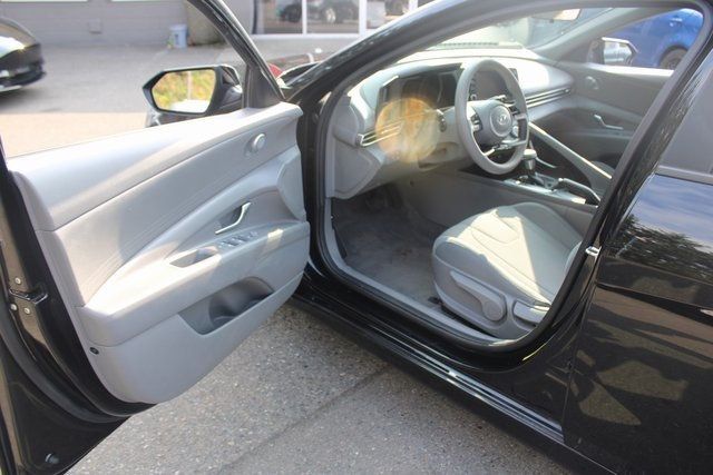 2022 Hyundai Elantra SE photo 14