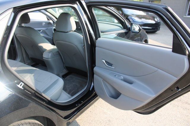 2022 Hyundai Elantra SE photo 18