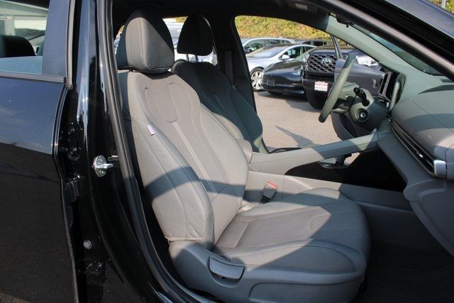 2022 Hyundai Elantra SE photo 21