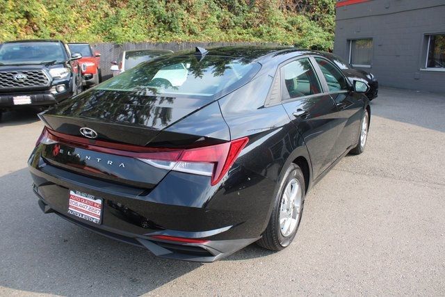 2022 Hyundai Elantra SE photo 2