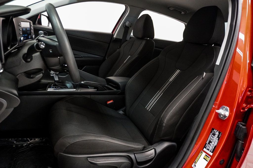 2022 Hyundai Elantra SEL photo 3