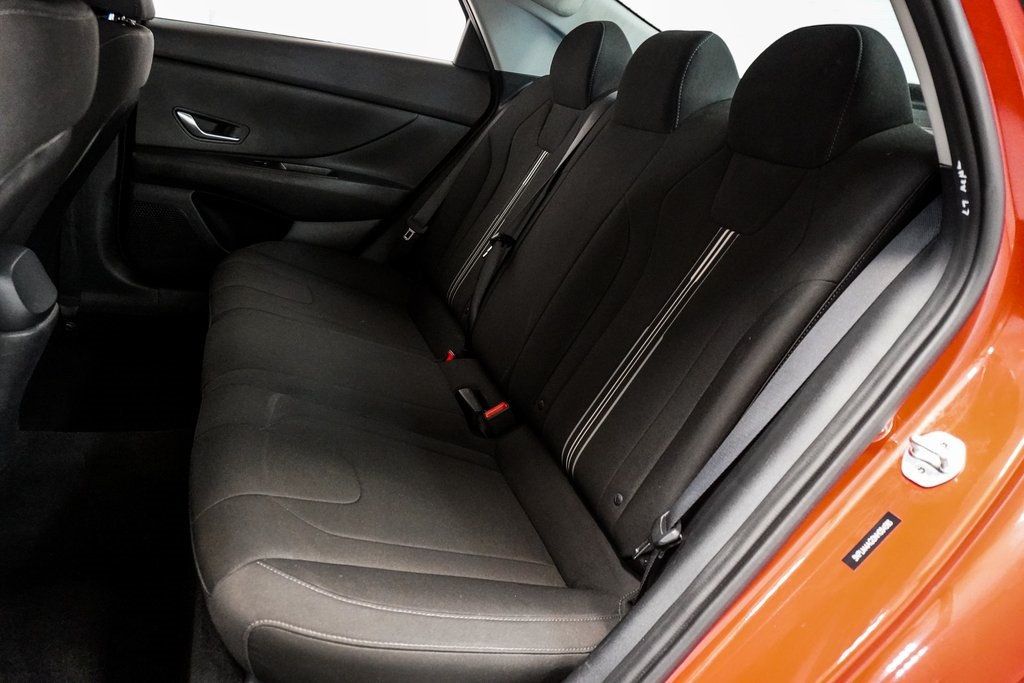 2022 Hyundai Elantra SEL photo 4