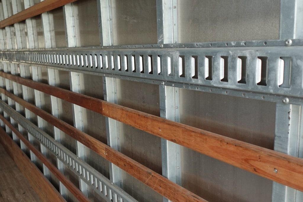 2022 Isuzu NPR HD (18ft Box w/ Lift Gate) - 22938530 - 21