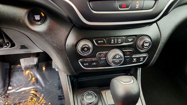 2022 Jeep Cherokee Latitude Lux 4x4 w/ Sun and Sound Group - 23088123 - 17