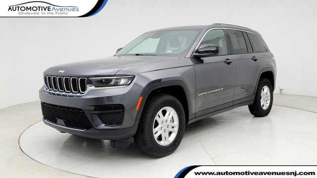 2022 Jeep Grand Cherokee Laredo with Luxury Tech Group I - 22946742 - 0