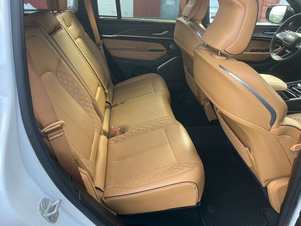 2022 Jeep Grand Cherokee 4xe Grand Cherokee Summit 4x4 $79,600 MSRP - 22986890 - 45