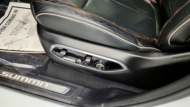 2022 Jeep Grand Cherokee 4xe Summit 4x4 with Advanced ProTech Group IV - 22959776 - 11