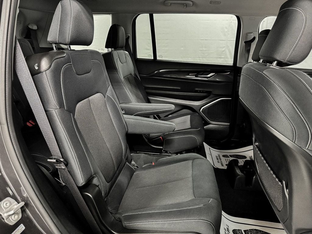 2022 Jeep Grand Cherokee Laredo photo 11