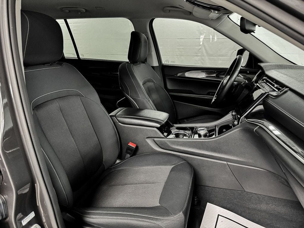 2022 Jeep Grand Cherokee Laredo photo 12