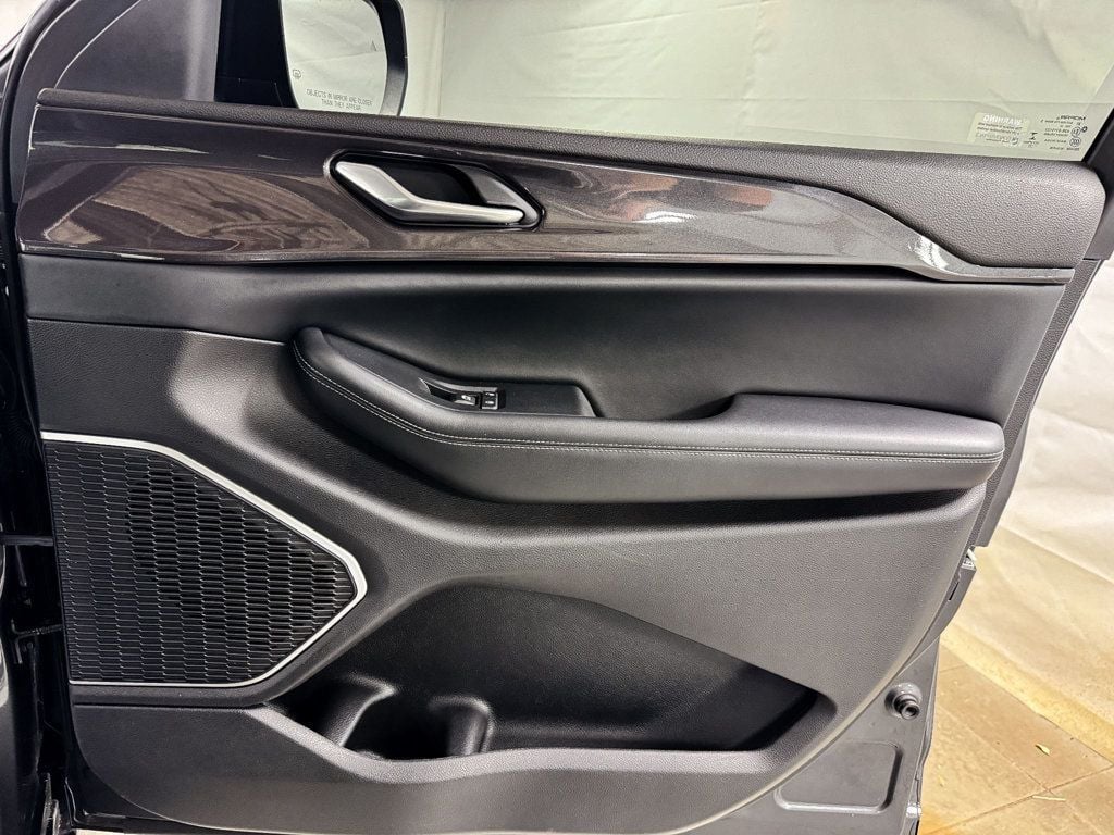 2022 Jeep Grand Cherokee Laredo photo 17