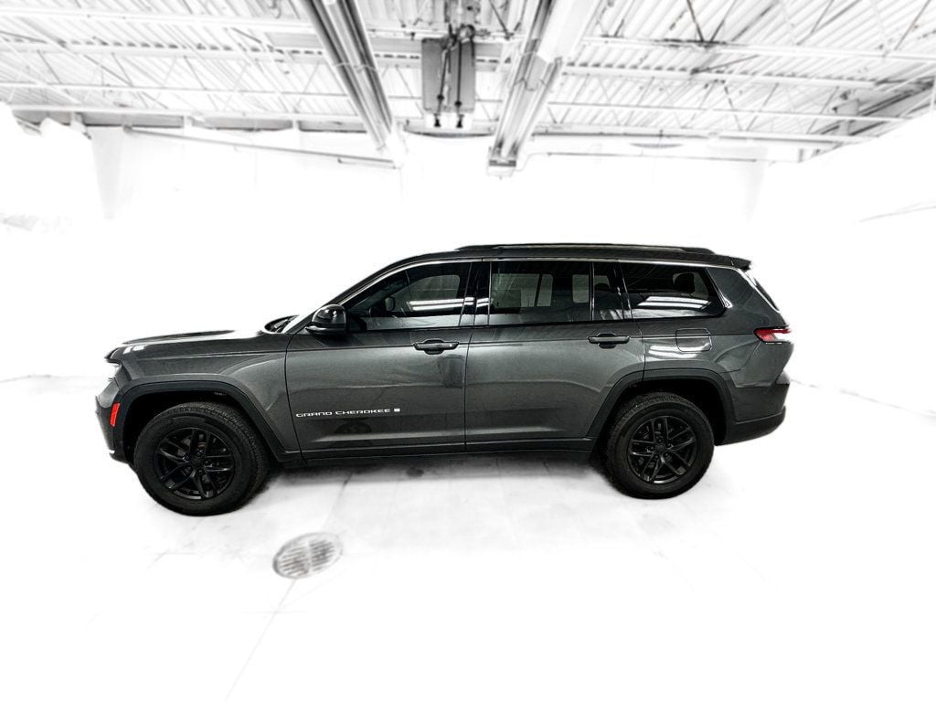 2022 Jeep Grand Cherokee Laredo photo 2