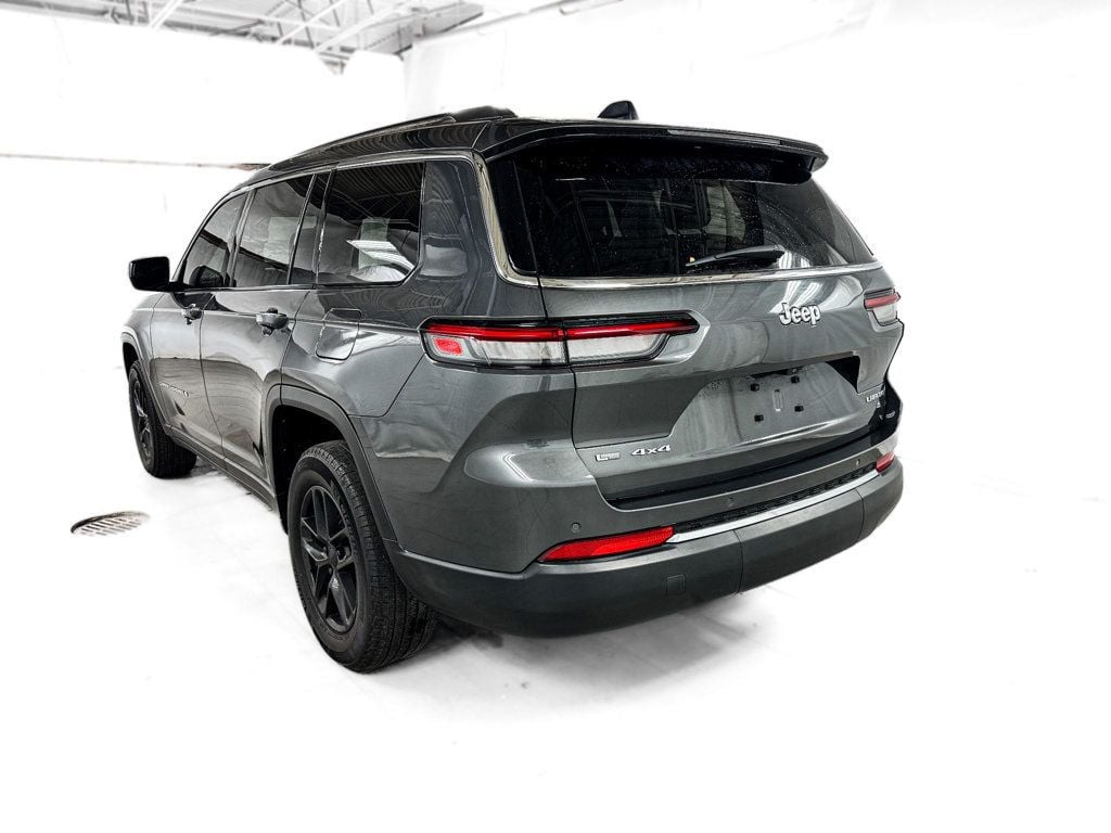 2022 Jeep Grand Cherokee Laredo photo 3