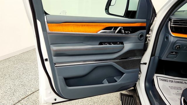 2022 Jeep Grand Wagoneer Series II 4x4 w/ Convenience Group & Passenger Display - 23042726 - 10