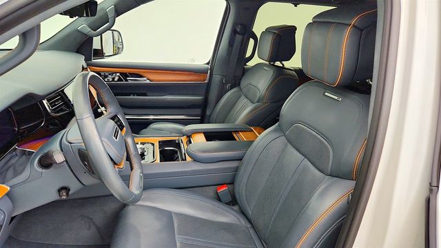 2022 Jeep Grand Wagoneer Series II 4x4 w/ Convenience Group & Passenger Display - 23042726 - 11
