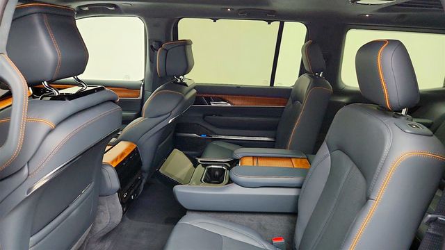 2022 Jeep Grand Wagoneer Series II 4x4 w/ Convenience Group & Passenger Display - 23042726 - 19
