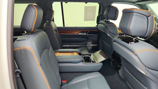 2022 Jeep Grand Wagoneer Series II 4x4 w/ Convenience Group & Passenger Display - 23042726 - 23