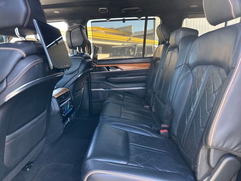 2022 Jeep Grand Wagoneer Series III 4x4 - 22950421 - 21