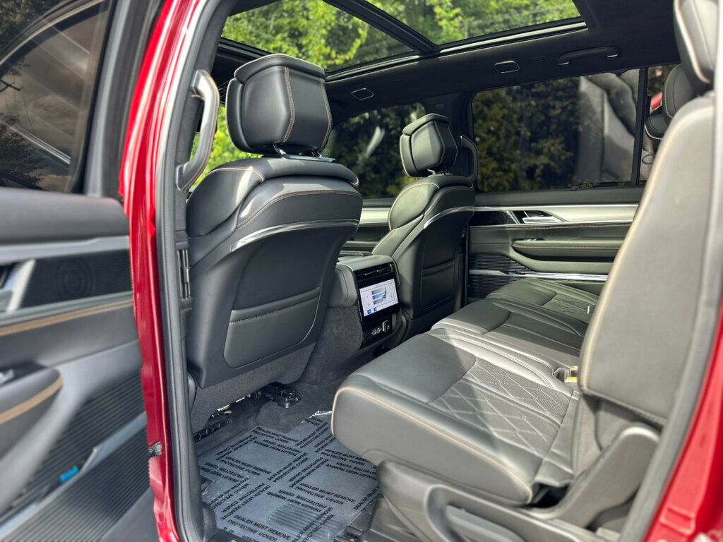 2022 Jeep Grand Wagoneer III photo 23