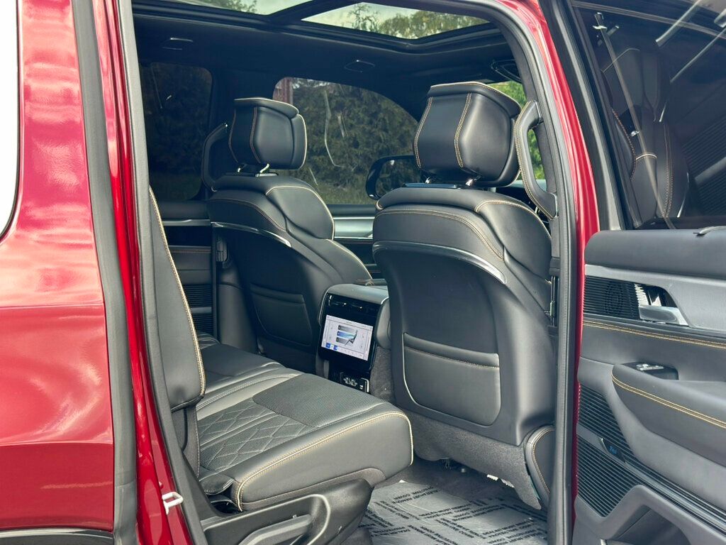 2022 Jeep Grand Wagoneer III photo 31