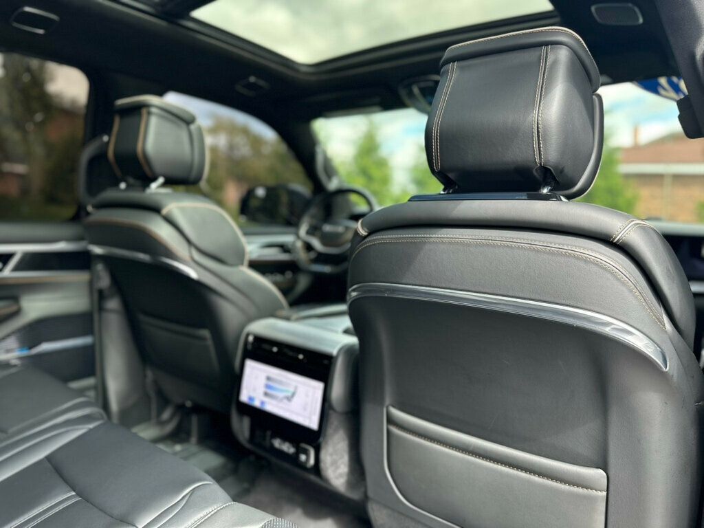 2022 Jeep Grand Wagoneer III photo 32