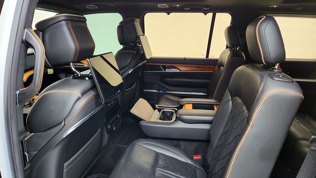 2022 Jeep Grand Wagoneer Series III 4x4 w/ Rear Entertainment, HD Tow Pkg & 22'' Wheels - 23088628 - 18