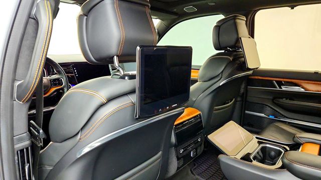 2022 Jeep Grand Wagoneer Series III 4x4 w/ Rear Entertainment, HD Tow Pkg & 22'' Wheels - 23088628 - 19