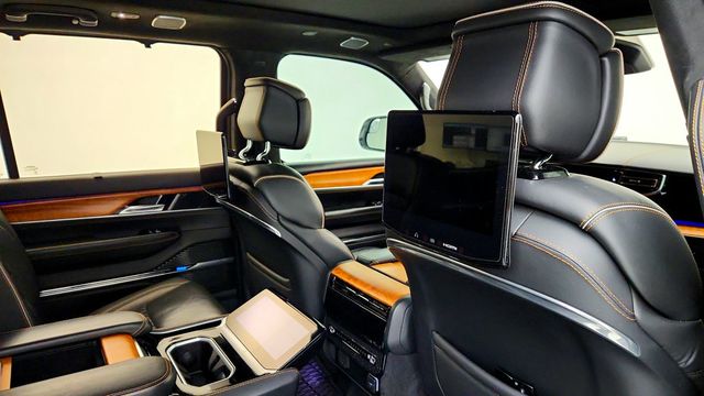 2022 Jeep Grand Wagoneer Series III 4x4 w/ Rear Entertainment, HD Tow Pkg & 22'' Wheels - 23088628 - 23