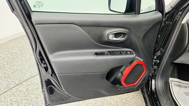 2022 Jeep Renegade Trailhawk 4x4 w/ Premium Leather-Trimmed Bucket Seats - 23024770 - 9