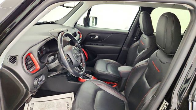 2022 Jeep Renegade Trailhawk 4x4 w/ Premium Leather-Trimmed Bucket Seats - 23024770 - 20